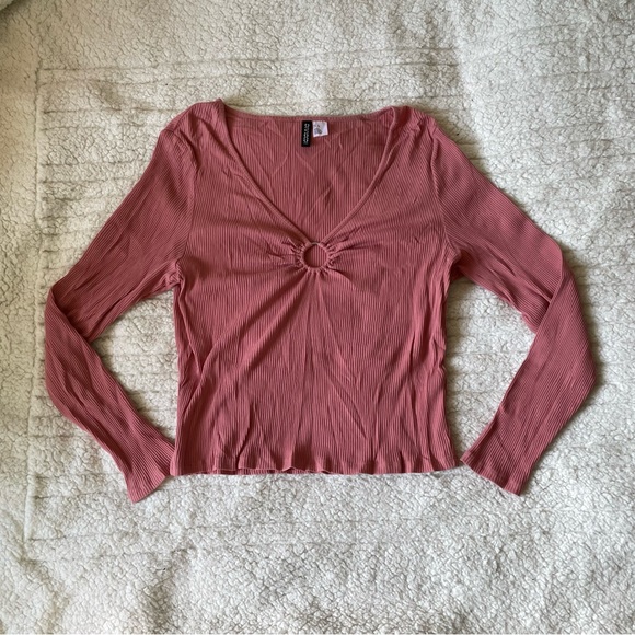 H&M Divided Dusty Rose Pink Long Sleeve Ribbed V Neck Circle Keyhole Top - Picture 2 of 7